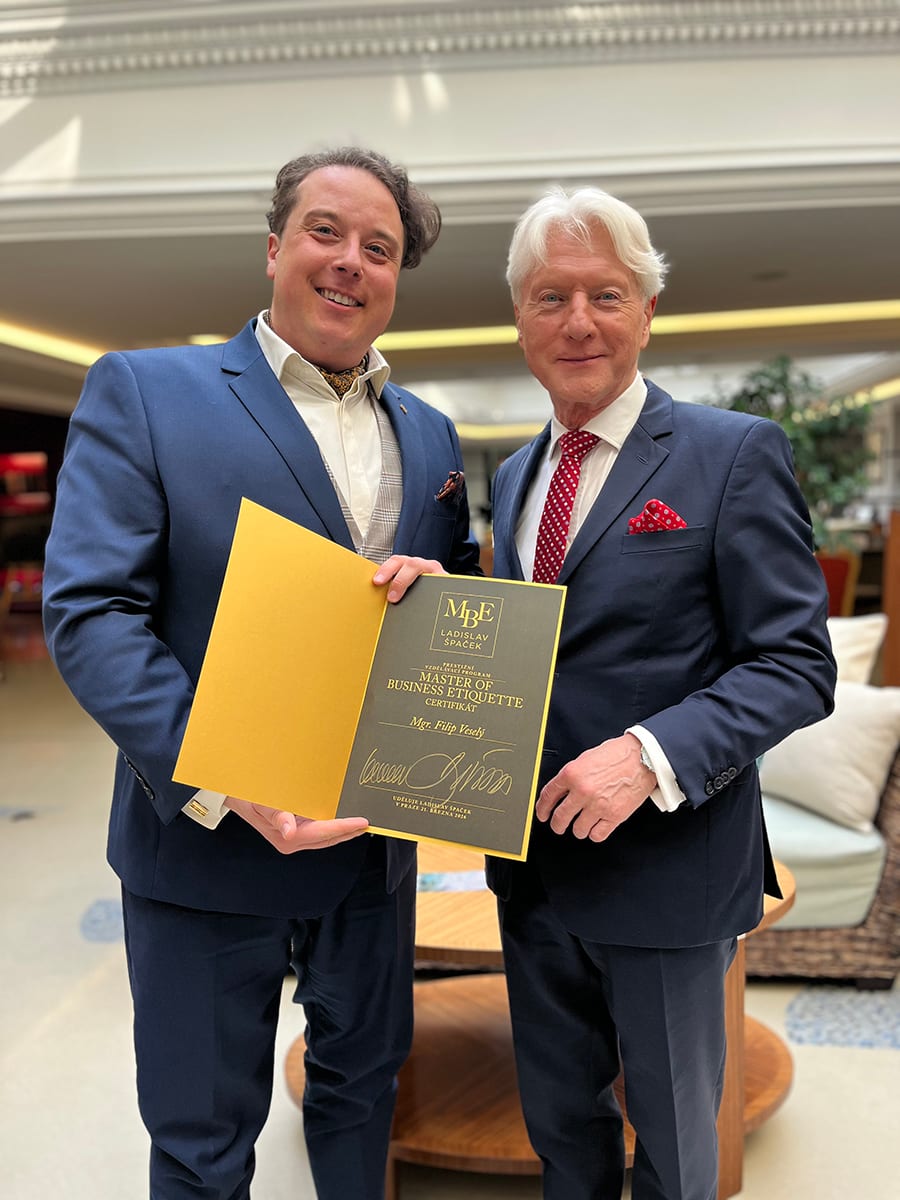 Filip Veselý preberá certifikát Master of Business Etiquette od Ladislava Špačka